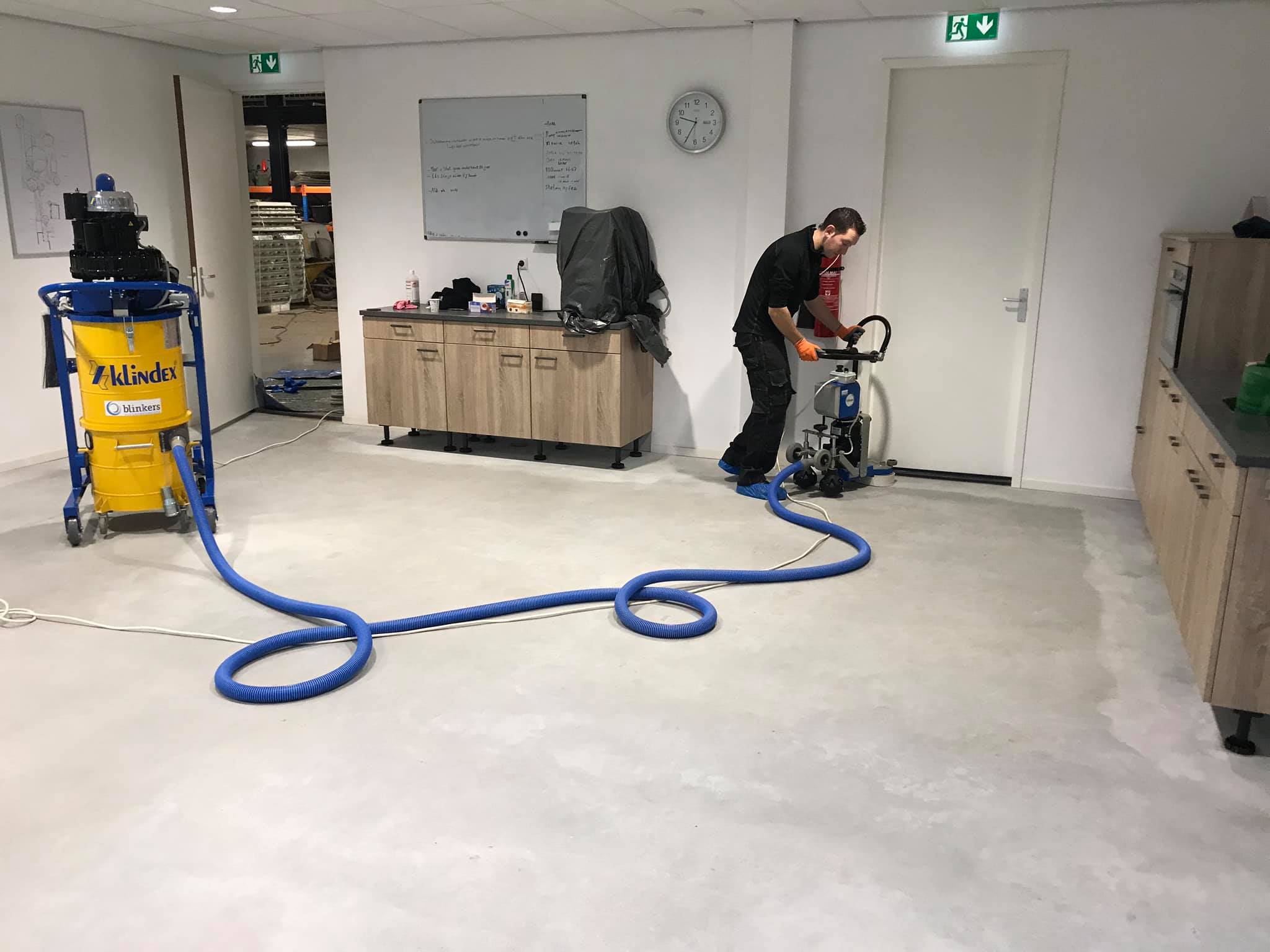 Herstel van een woonbetonvloer met professionele schuurmachine